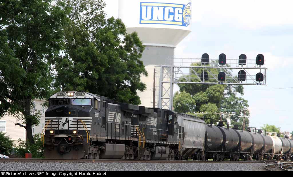 NS 9937 leads train 18M at Aycock